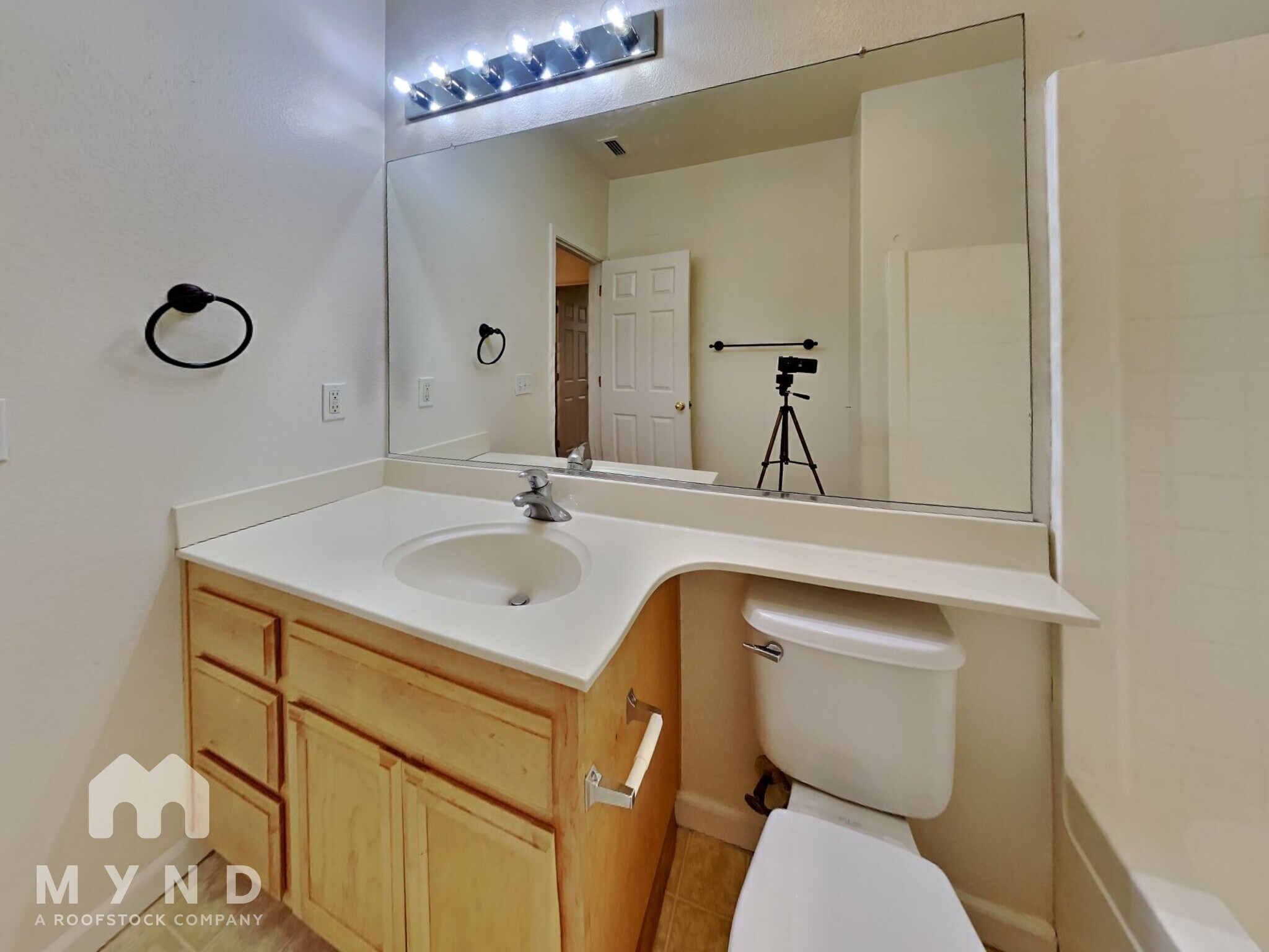 Building Photo - 10114 Upshaw Way