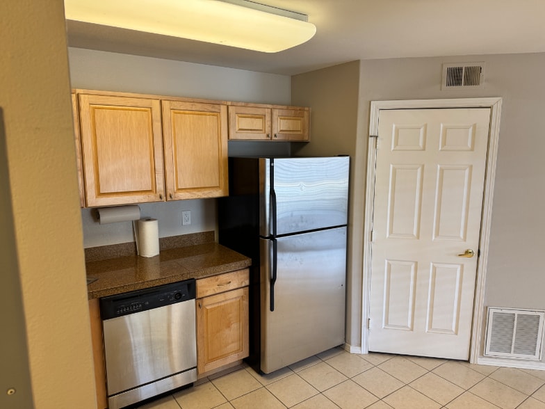 Building Photo - 8673 E Dry Creek Rd