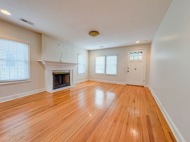 Building Photo - 2 Bedroom 2 Bathroom with Optional Bonus in Haymount