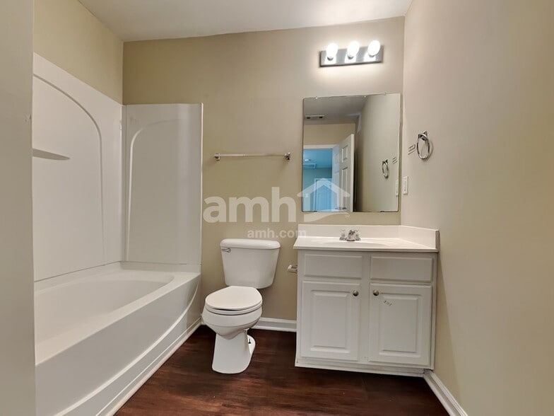 Building Photo - 2920 Mayfair Dr