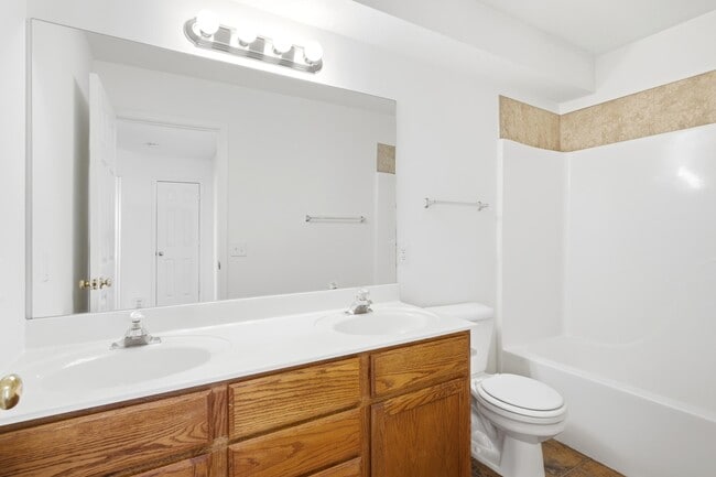 Building Photo - 2413 Northampton Dr