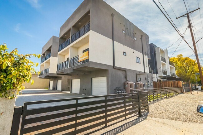 Building Photo - 5134 Riverton Ave