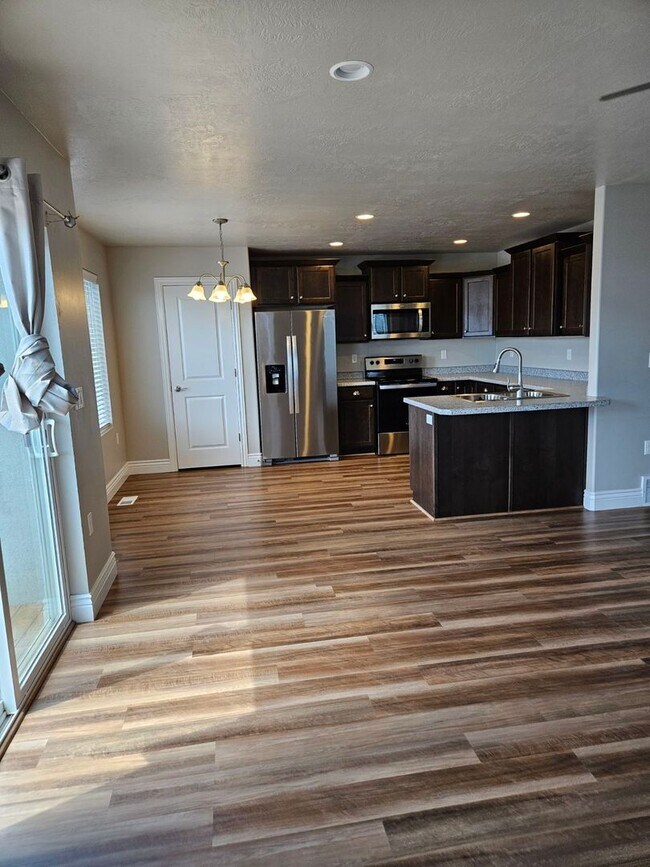 Building Photo - Charming 3 Bed, 2.5 Bath in Tooele