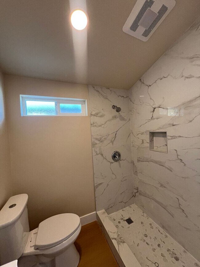 Building Photo - Renovated 2 Bed 1 Bath Home