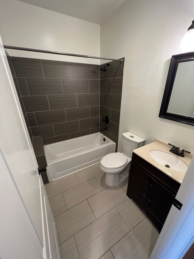 Building Photo - 3 Bed / 2 Bath | North Oak Park Home Avail...