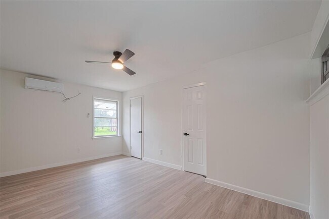 Building Photo - 2307 E Martha Ln