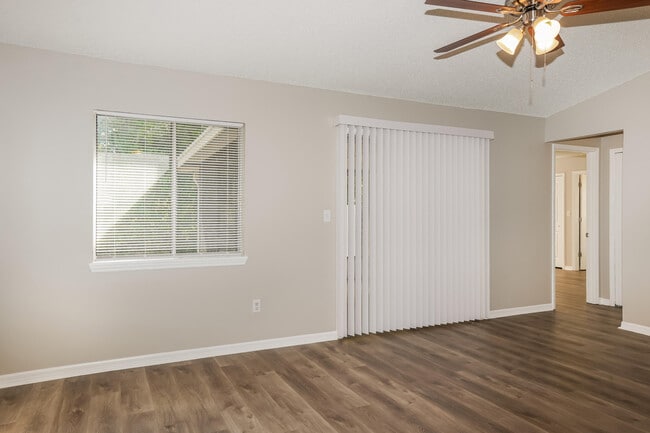 Building Photo - 2102 Thames Rd SE