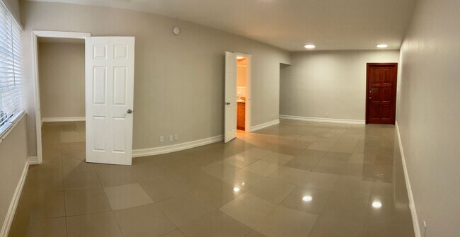 Building Photo - Spacious 1/1 Corner Unit.  Call for Limite...