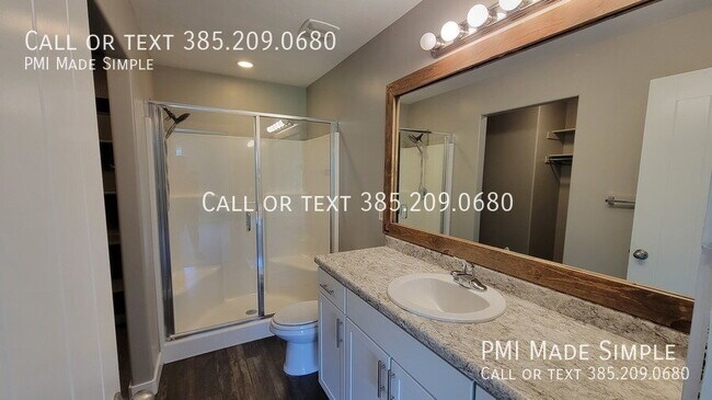 Building Photo - Modern Townhome | LVP | Office/Entertainment