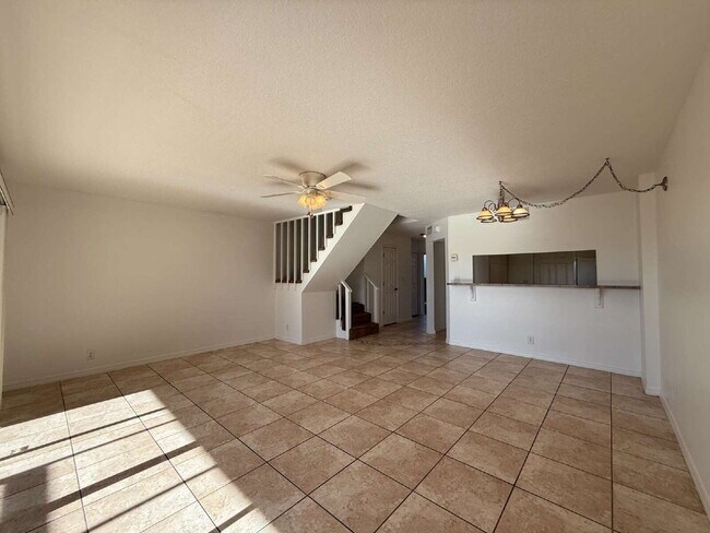 Building Photo - Beachside townhome with 3 bedrooms and 2 b...