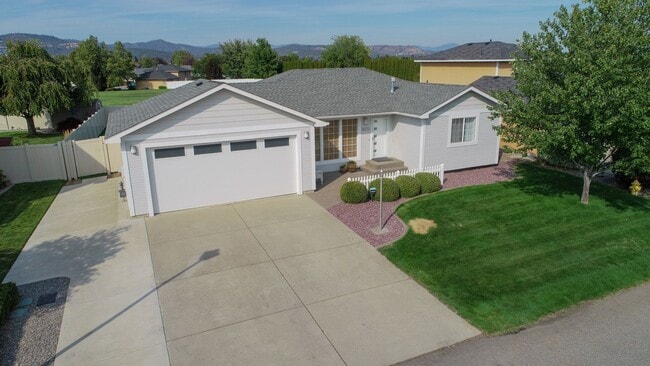 Building Photo - **Coming Soon** 3 Bed 2 Bath fully updated home adjacent to park & shopping