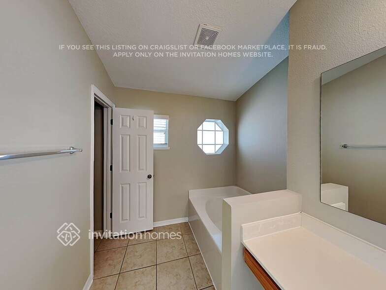 Building Photo - 5241 Silver Thistle Ln