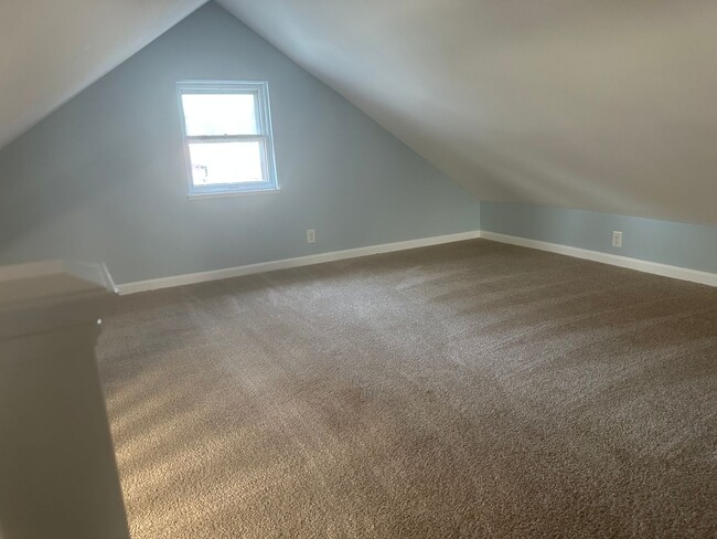 Building Photo - CUTE 2 BEDROOM HOUSE WITH LARGE BACKYARD IN HAMILTON!