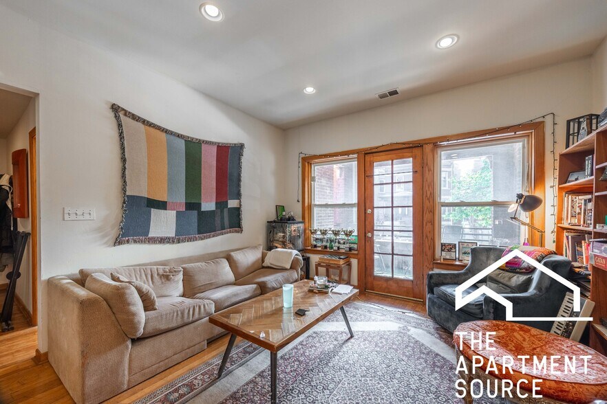 Primary Photo - 2724 N Kimball Ave