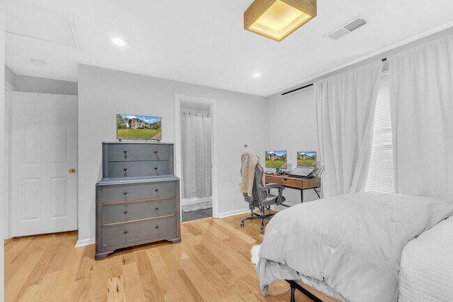 Building Photo - Beautifully Updated End-Unit Townhome in P...