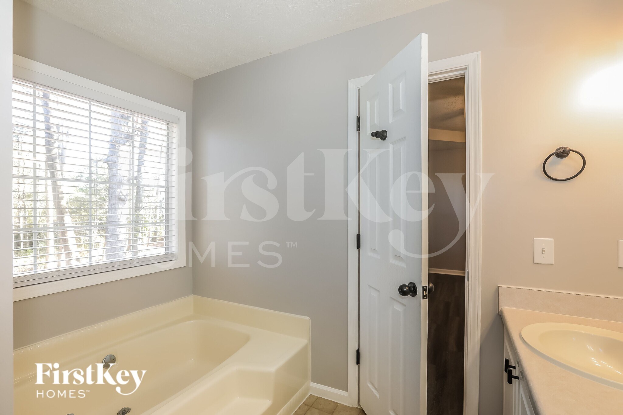 Building Photo - 723 Ridgetop Rd