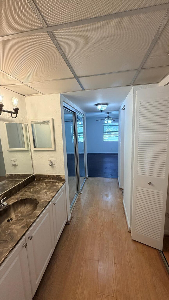 Building Photo - 5515 N Lakewood Cir