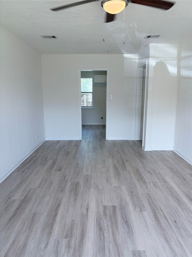 Building Photo - 404 Elaine St