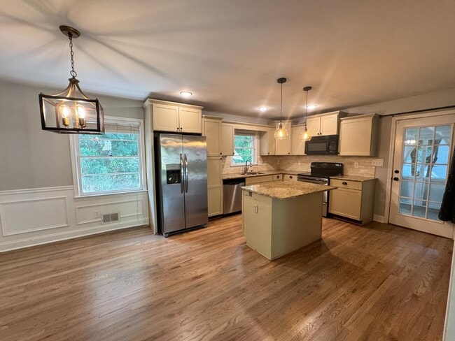 Building Photo - 2002 E Drew Valley Rd NE