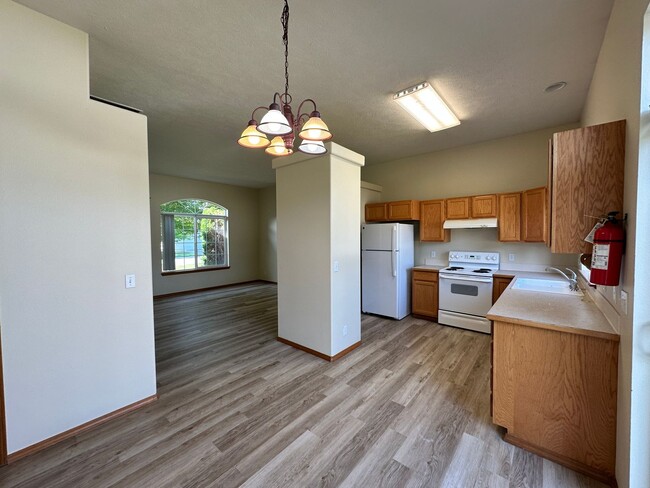 Building Photo - Newly Renovated Ranch Style Home