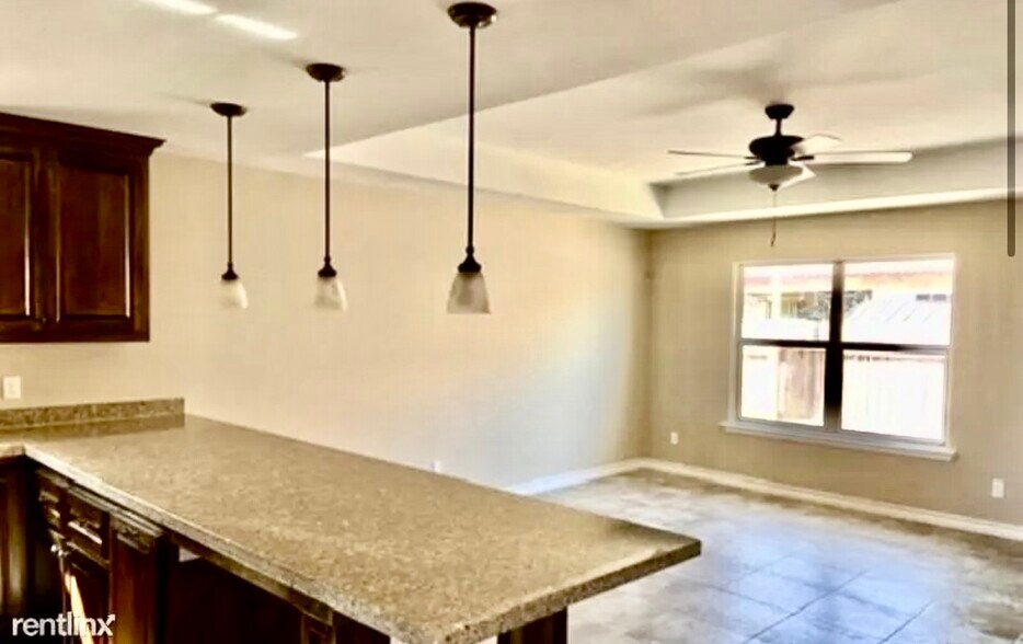 Building Photo - 2021 Treasure Oaks Dr