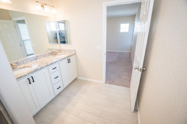 Building Photo - Stunning 2-Story Home in the Holiday Community!