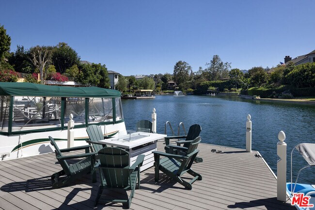 Building Photo - 10030 Toluca Lake Ave