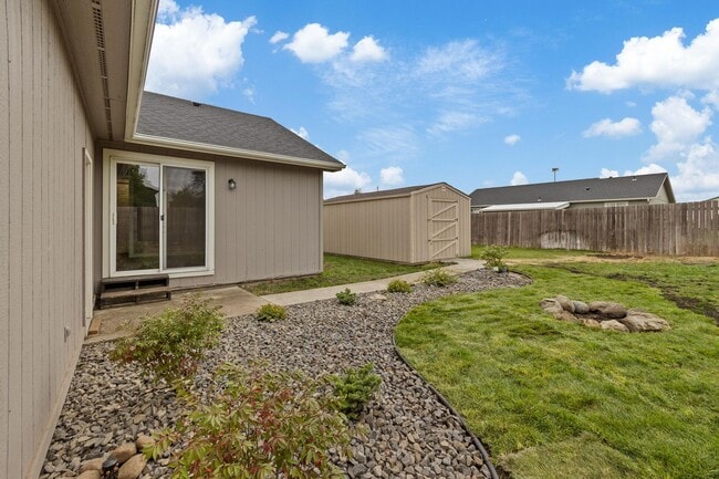 Building Photo - Updated Single Level Home In Post Falls