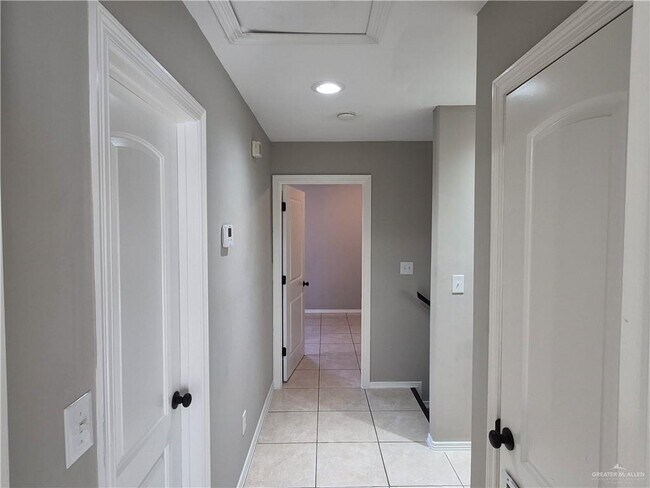 Building Photo - 19 Jade St