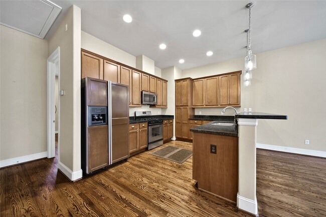 Building Photo - 902 W 23rd St
