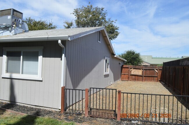 Building Photo - 632 Walnut Ave