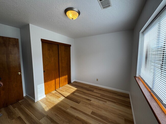 Building Photo - Charming 3 Bedroom 2 Bath home located in Humboldt Hill!