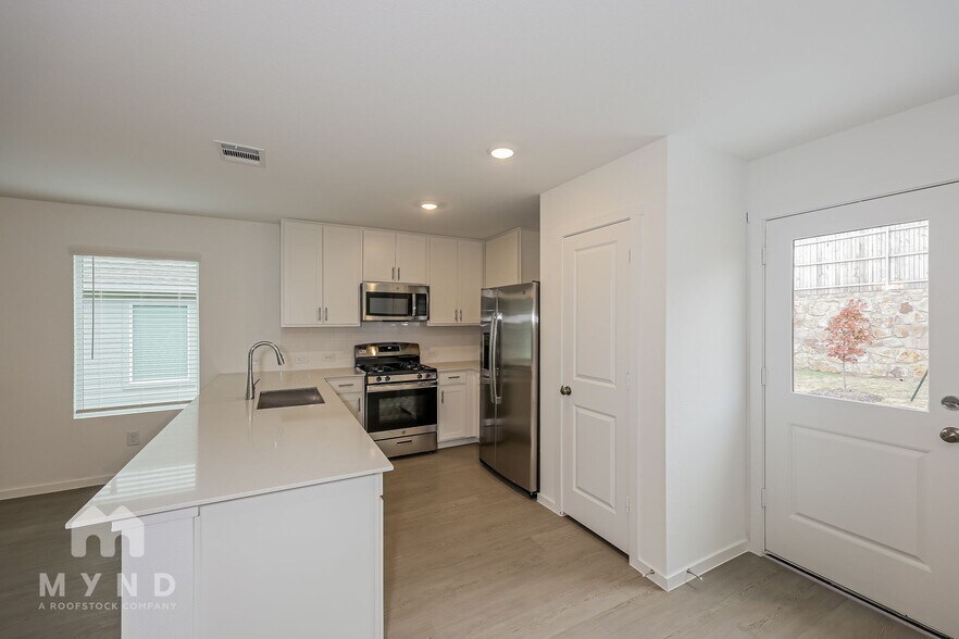 Building Photo - 2740 Ctr Crk Ln