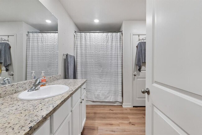 Building Photo - 113 Stratton Ln