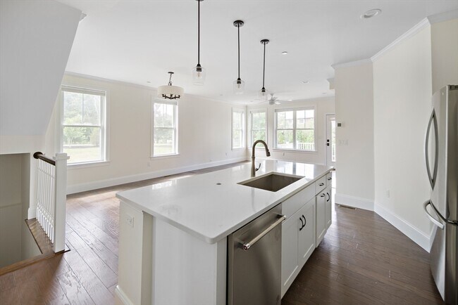 Building Photo - 19 Lily Pond Ln
