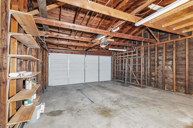Building Photo - Updated home in Oak Grove