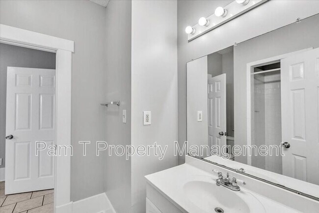 Building Photo - 527 E 38th St