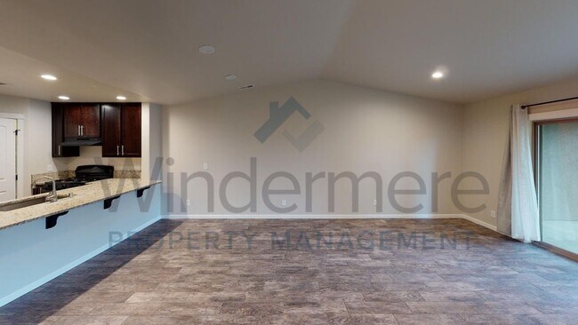 Building Photo - Evan41