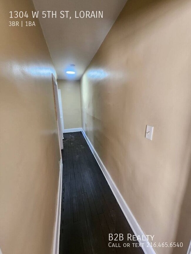 Building Photo - 1304 W 5th St