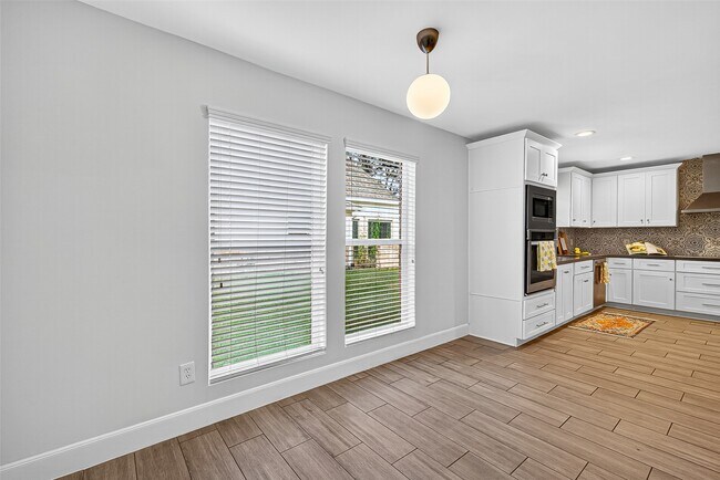 Building Photo - 818 Silvergate Dr