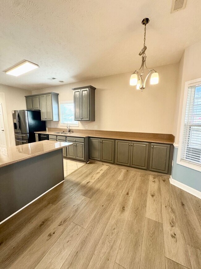 Building Photo - SPACIOUS WATERFRONT 3 bed/3.5 bath with lo...