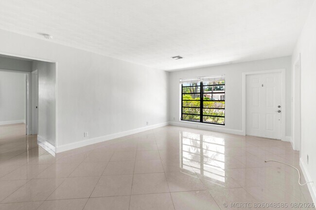 Building Photo - 477 NE 35th St