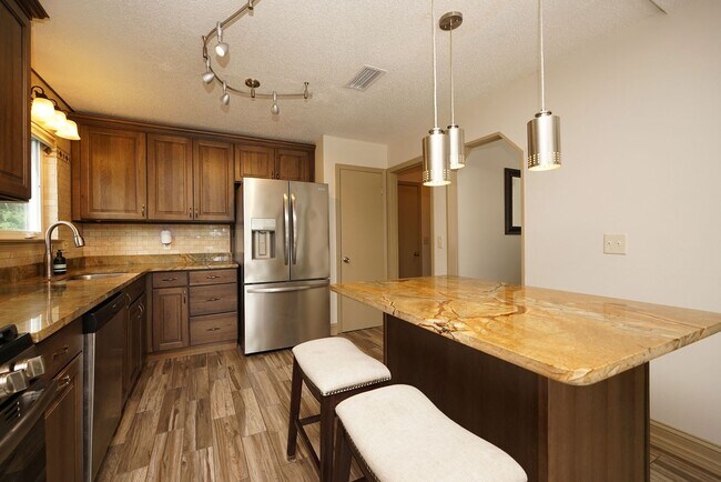 Building Photo - 504 Miller Ln
