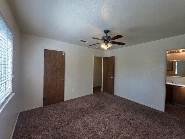 Building Photo - *** MOVE IN SPECIAL - $500.00 OFF FIRST MONTHS RENT***