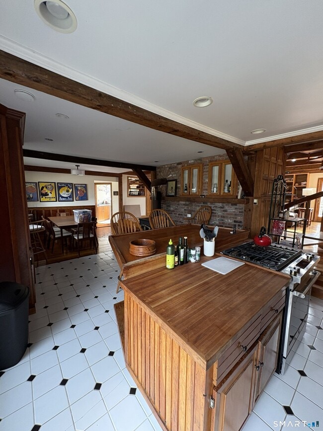 Building Photo - 40 Looking Glass Hill Rd