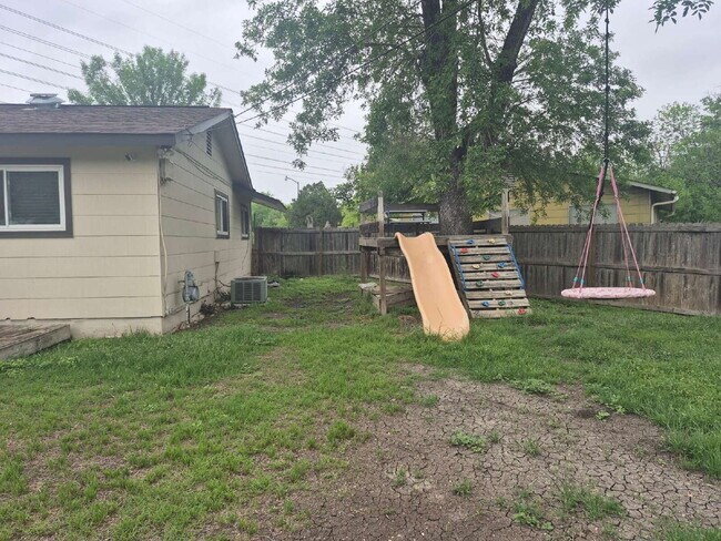 Building Photo - 3 bed/2 bath in Kirby