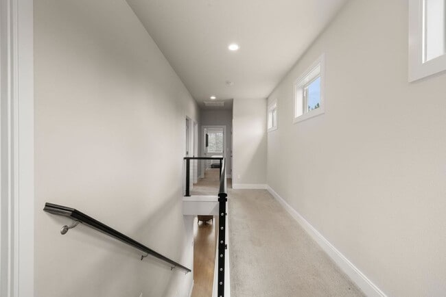 Building Photo - Upscale Three Bedroom
