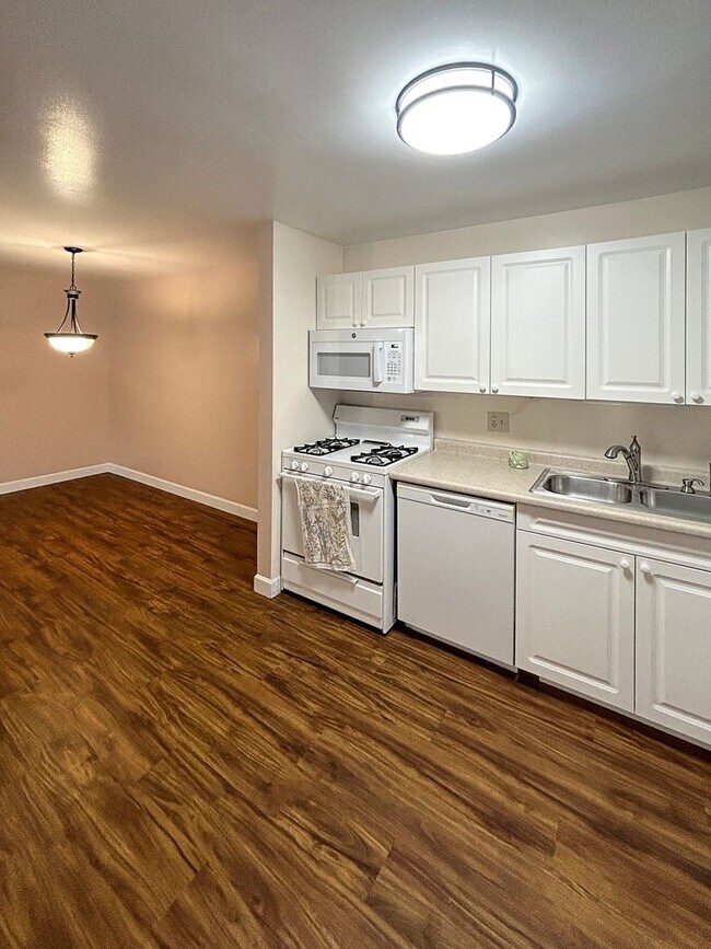 Building Photo - Welcome to this stunning 2-bedroom, 2-bath...