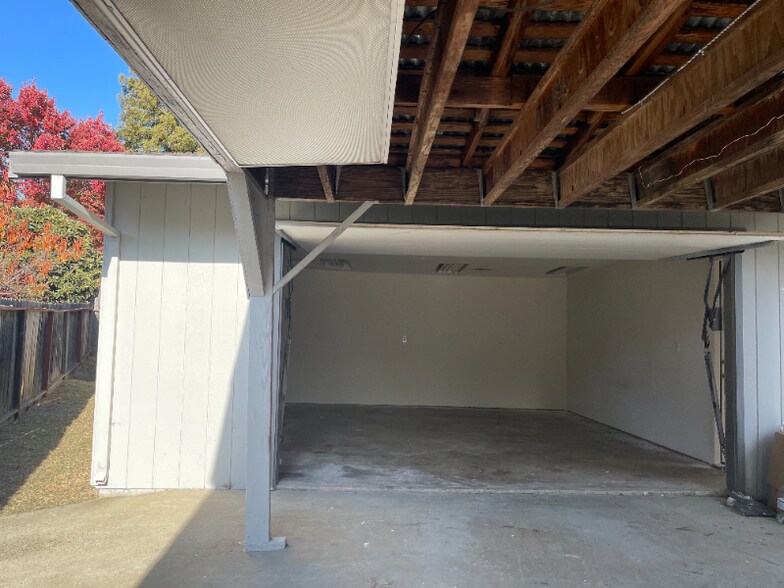 Building Photo - 7024 Woodmore Oaks Dr