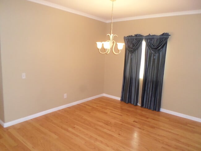 Building Photo - Great 4 BR + BONUS Room off Calle Del Oso Oro